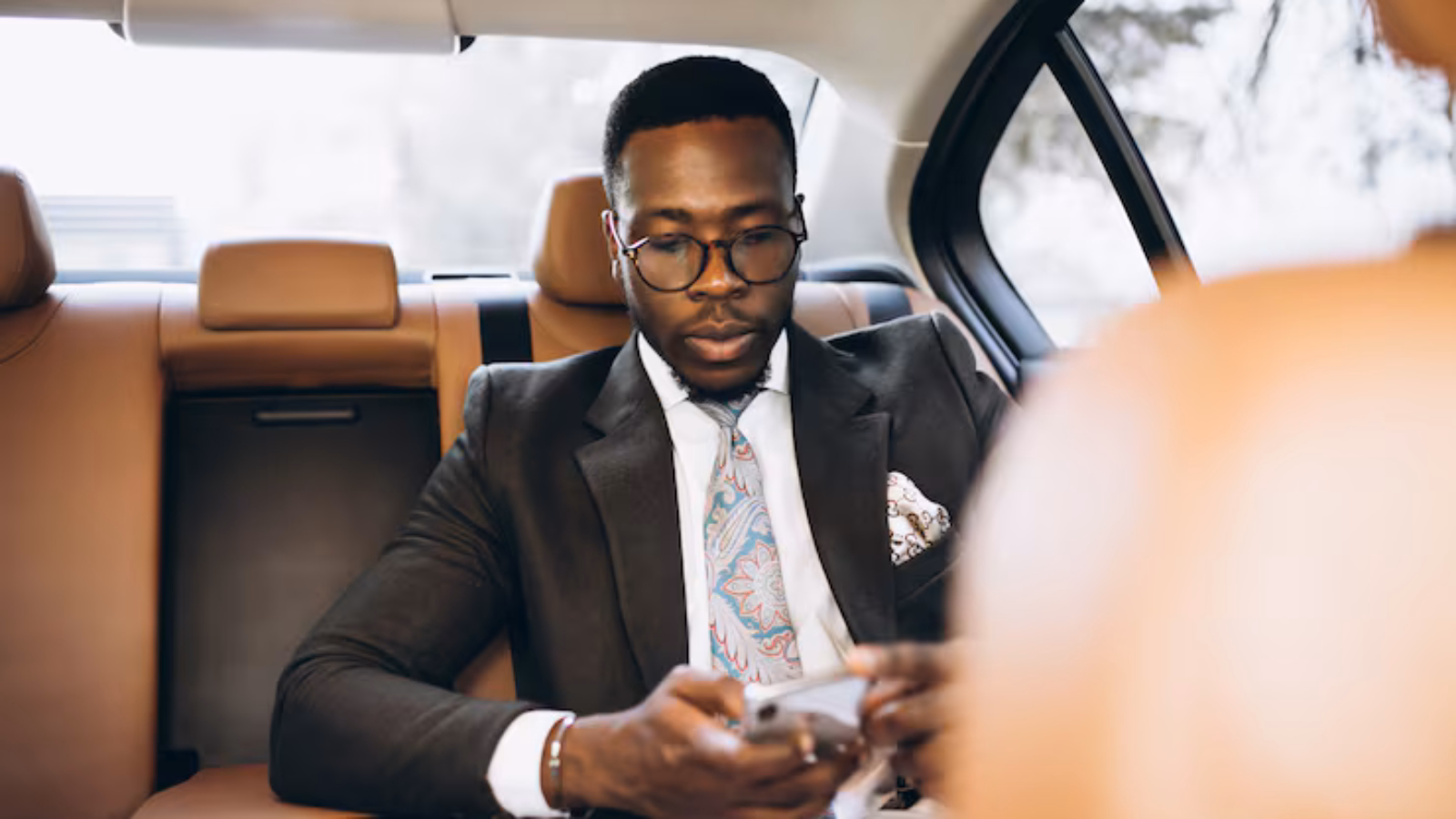 homme-affaires-afro-americain-voiture_1303-9853